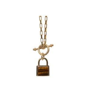 detalle de collar dorado en forma de cadena con candado con piedra marron