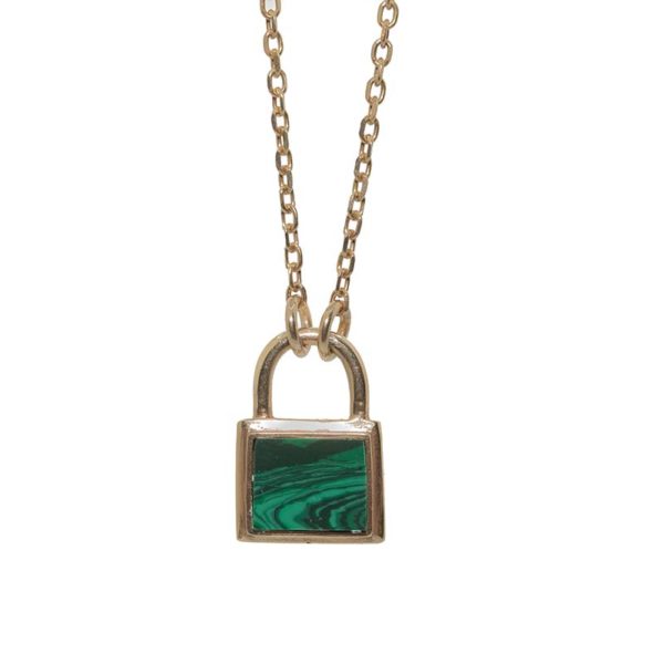 collar dorado en forma de cadena y candado con detalle verde